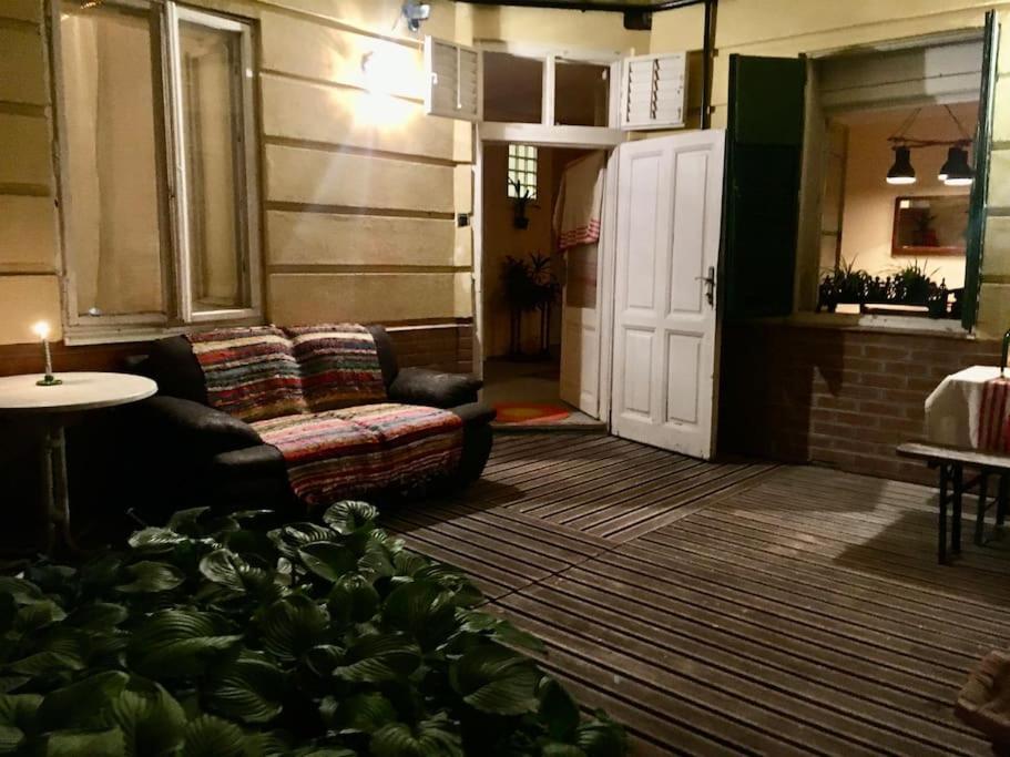 Vintage Studio Apartment, Garden And Free Parking Budapest Esterno foto